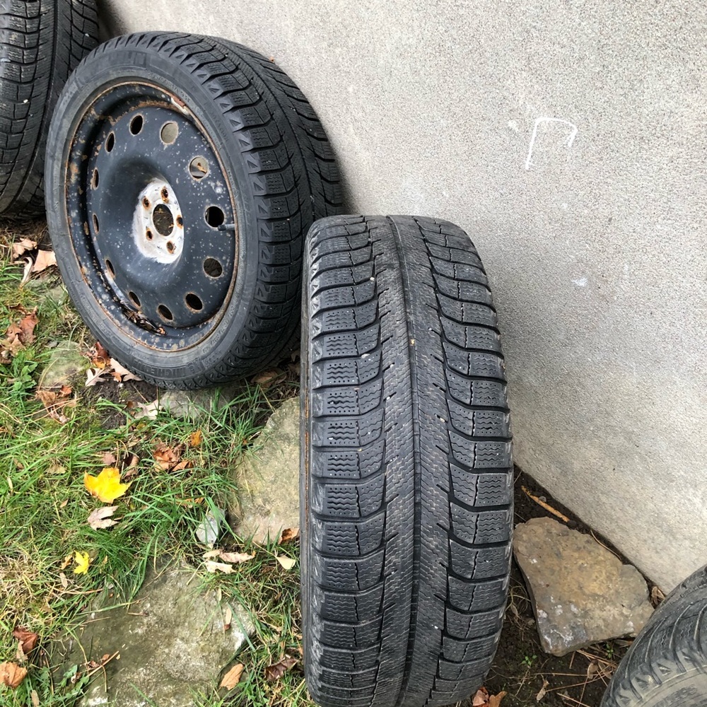 4 winter tires on rims  205/50 R17 MICHELIN TIRES